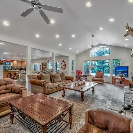 Black Bear Villa - Large 4 Bedroom 4 Ba Hot Tub Game Room